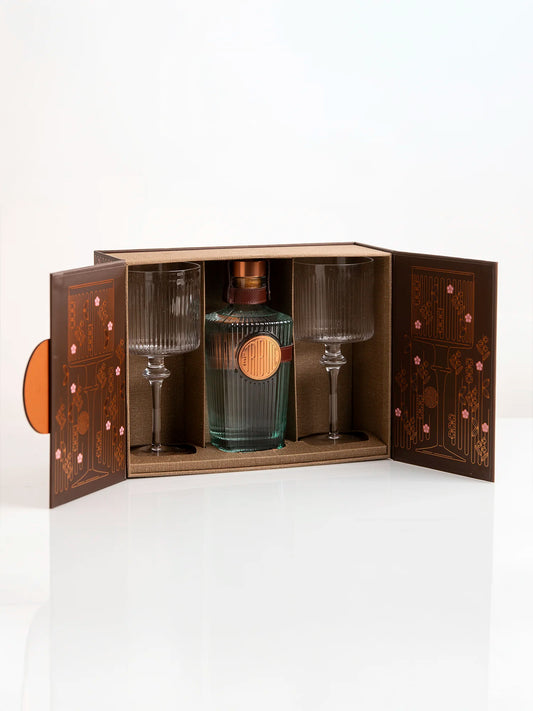 LE Tribute Countryside Limited Edition gin bottle and crystal glasses presented in an open gift box