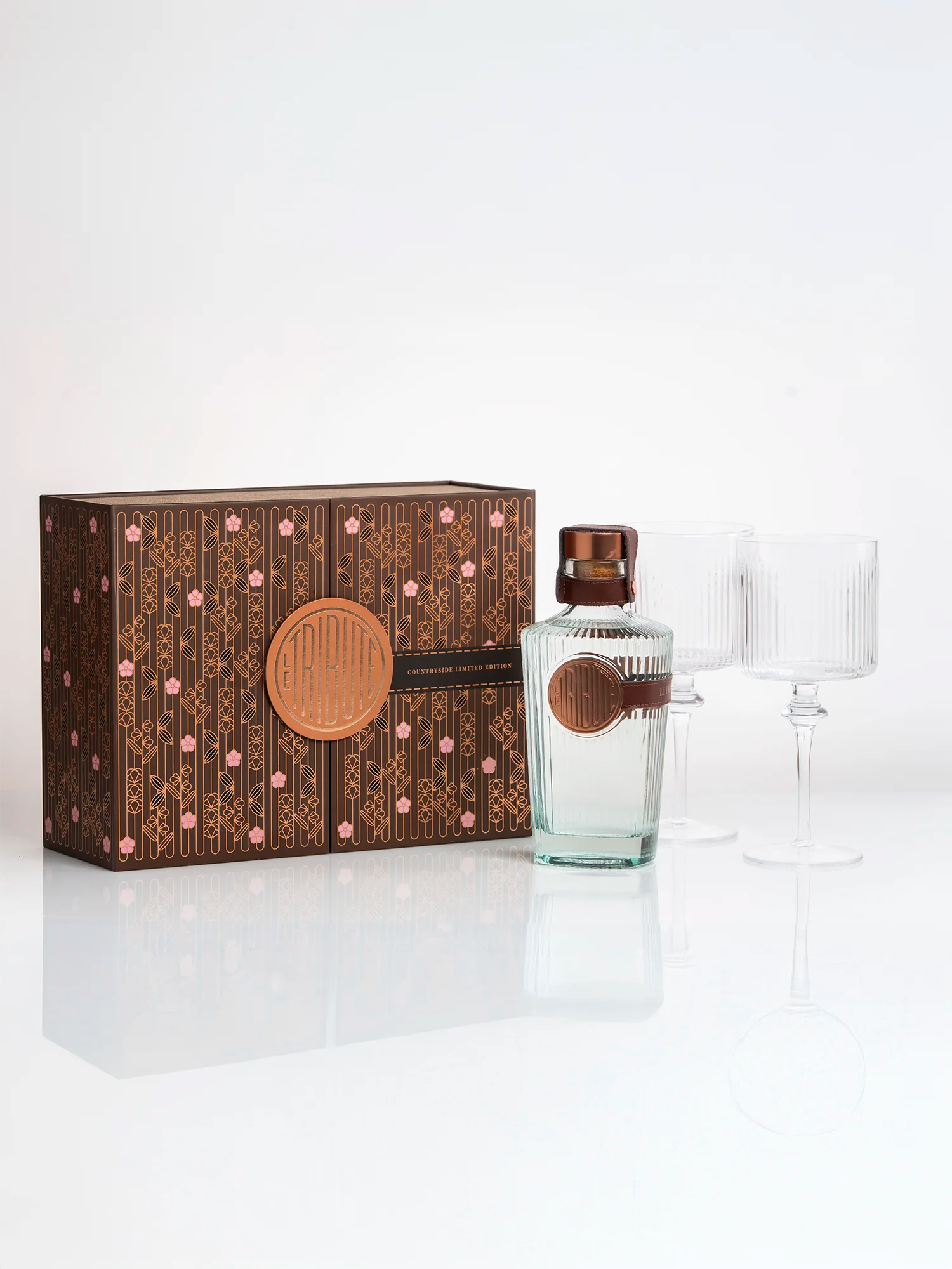 LE Tribute Countryside Limited Edition gin bottle and two crystal glasses next to its presentation box