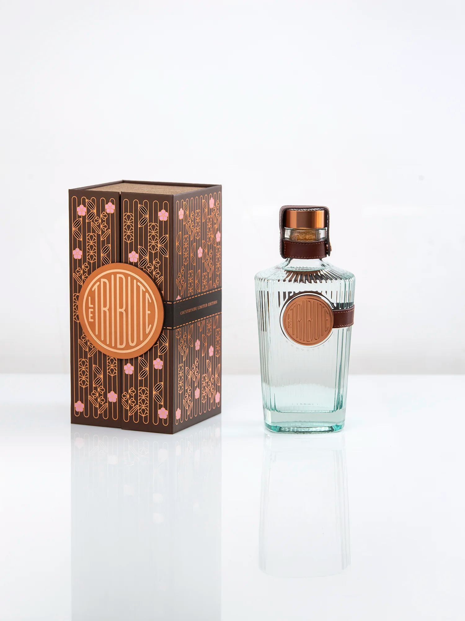 LE Tribute Countryside Limited Edition Gin bottle with its premium art deco gift box